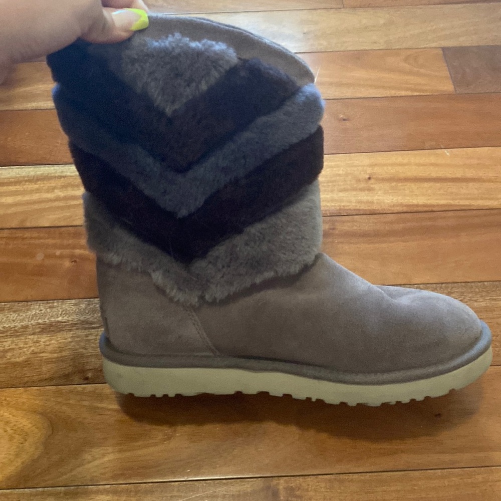 Short Uggs. - image 2